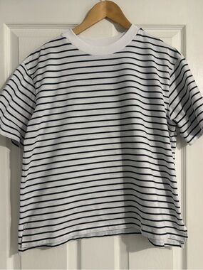 Boxy Uniqlo Black and White Airism Tee Large